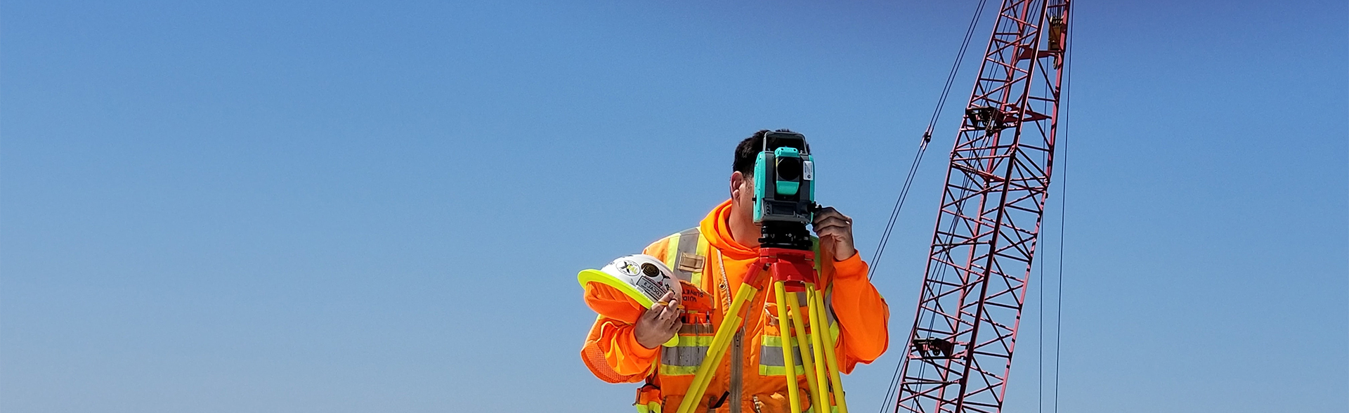 Surveyor CV Harda Arta mengukur titik proyek dengan total station